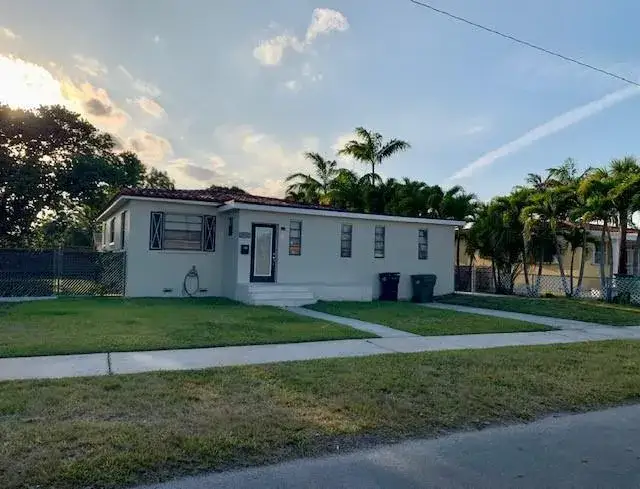 3 bedroom 1 bath Residential Lease for rent at 2910 SW 103rd Place, Miami FL 33165