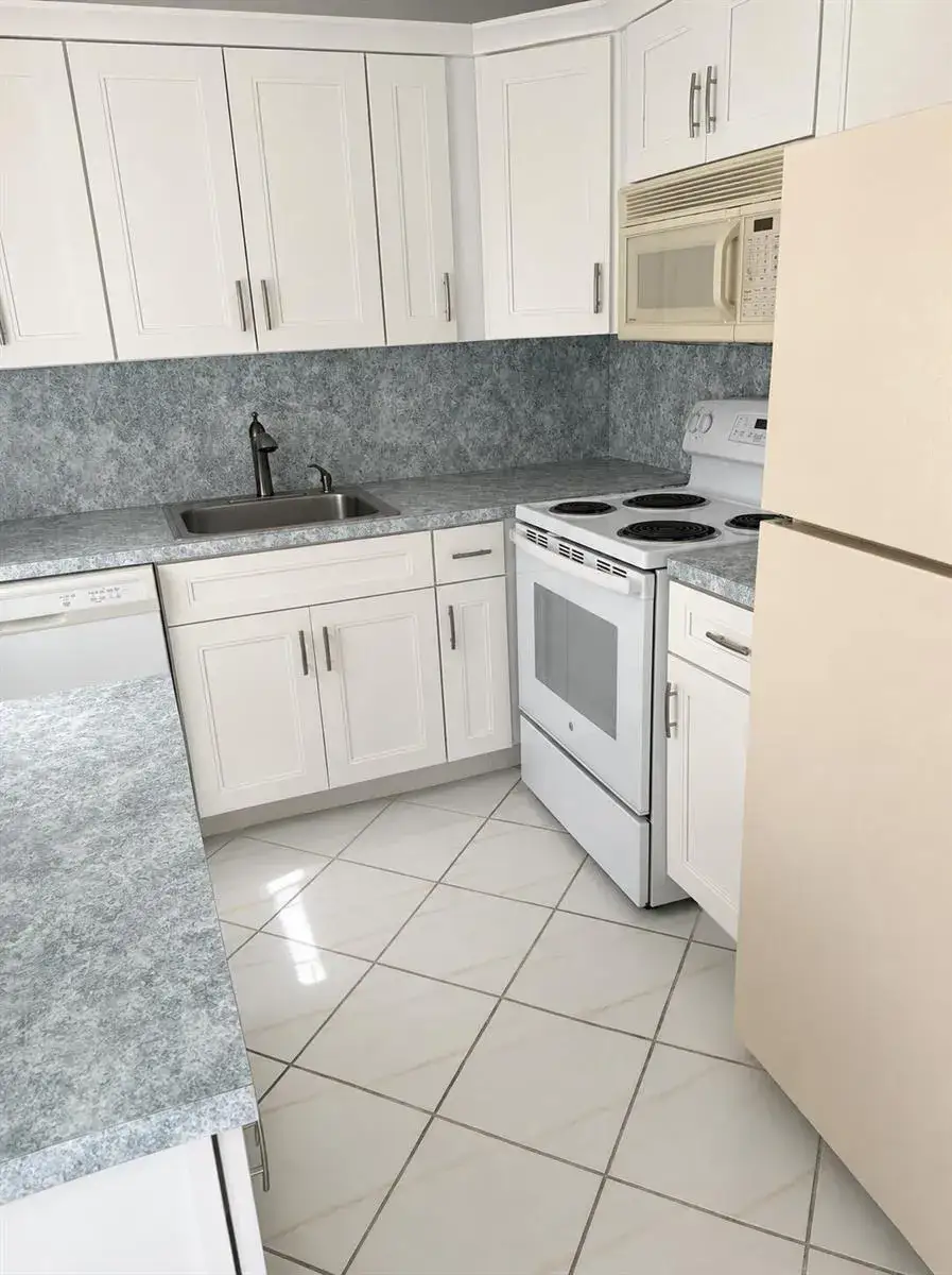 2 bedroom 1 bath Residential Lease for rent at 305 Fanshaw H, Boca Raton FL 33434