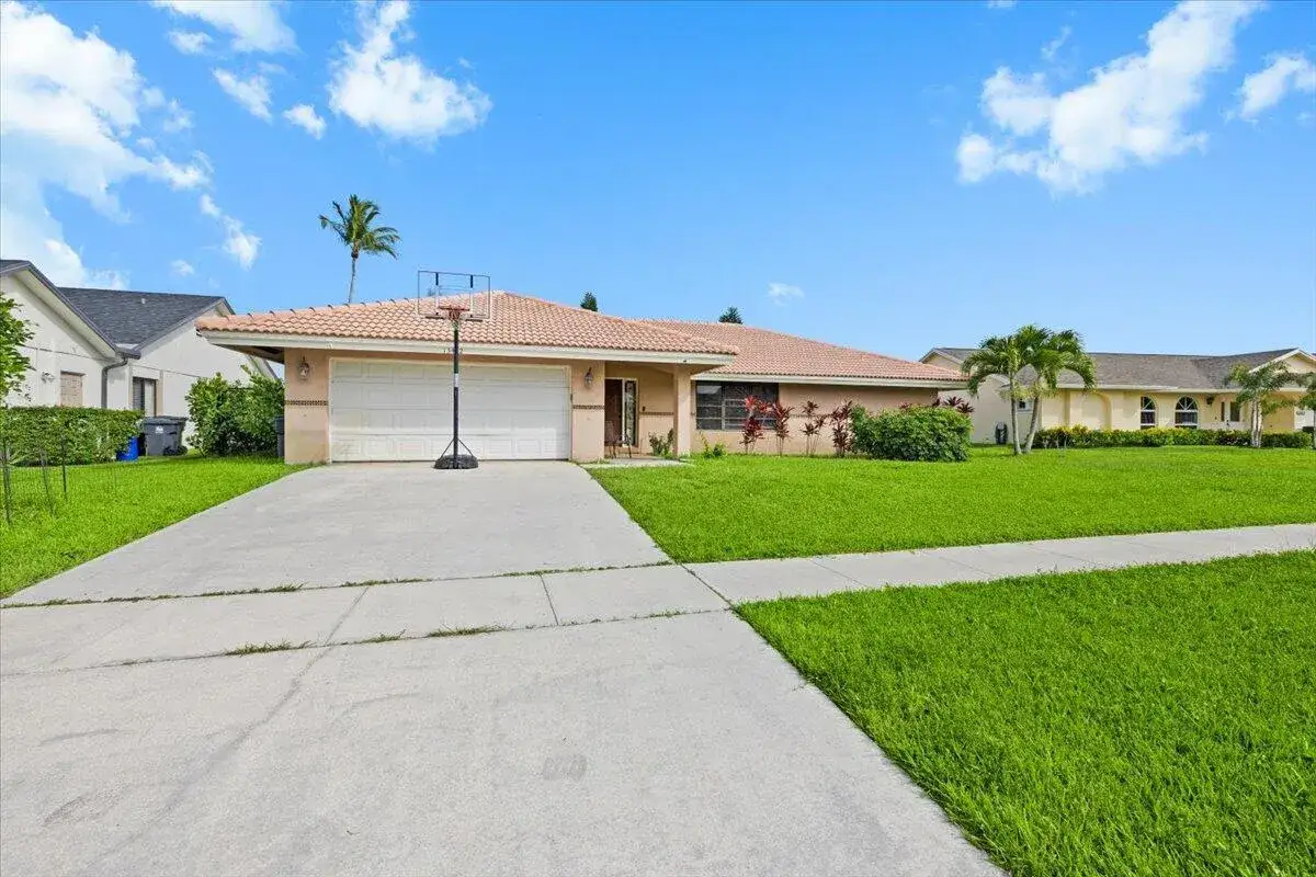3 bedroom 2 bath Residential for sale at 13482 Columbine Avenue, Wellington FL 33414