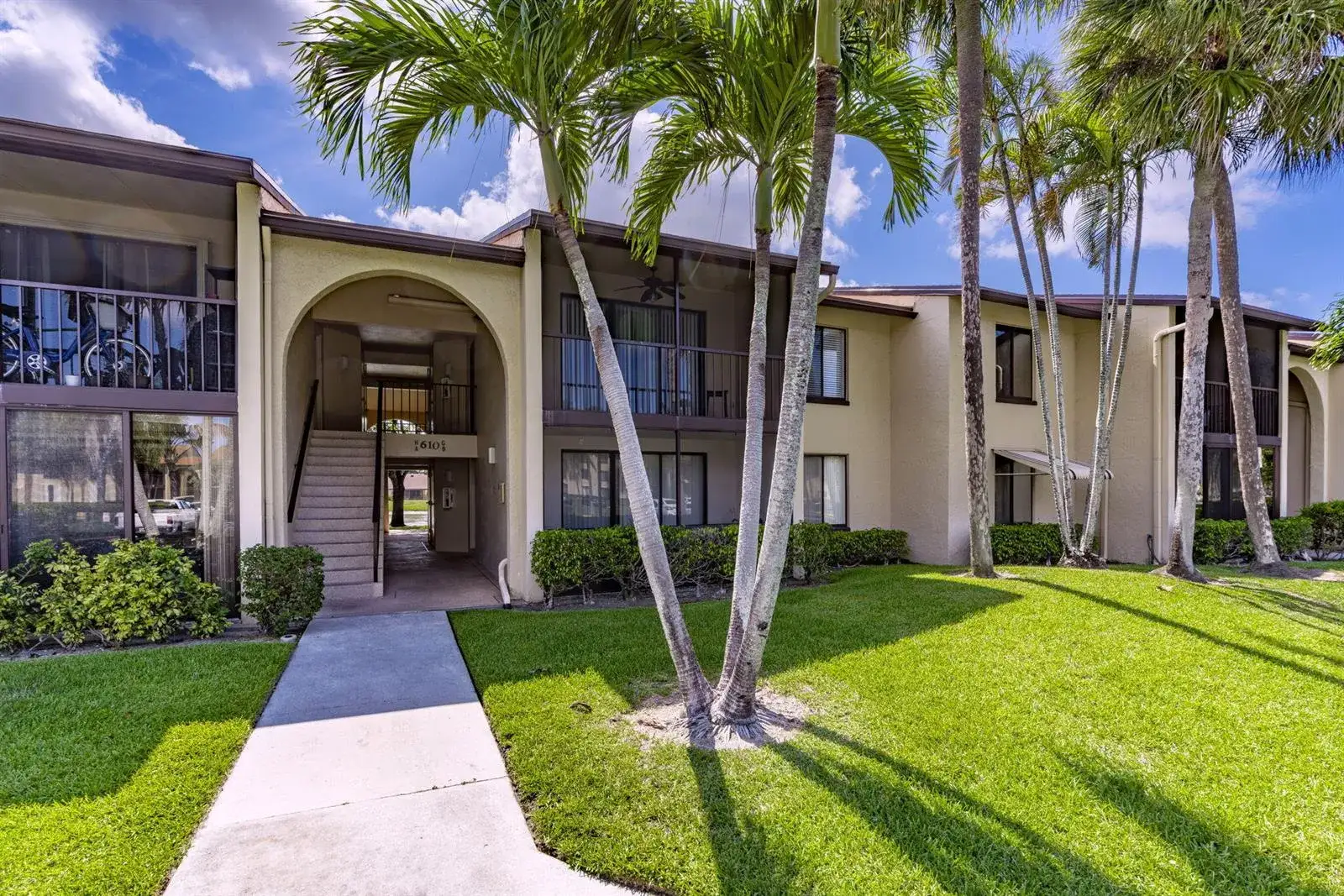 1 bedroom 1 bath Residential for sale at 610 Sea Pine Way # B2, FL 33415