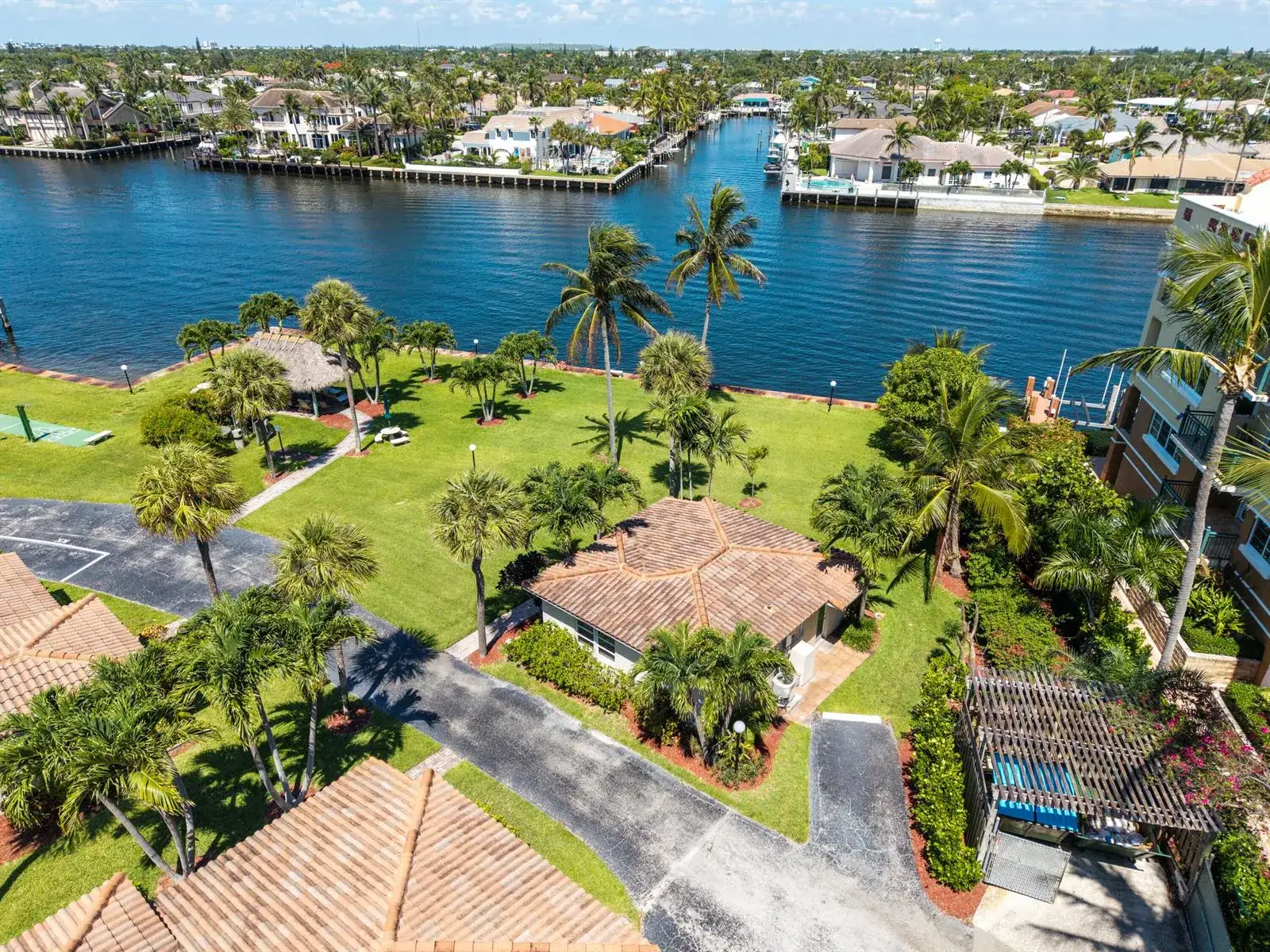 1 bedroom 1 bath Residential for sale at 1225 Hillsboro Mile, Hillsboro Beach FL 33062