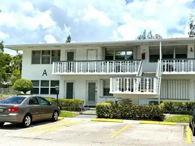 1 bedroom 1 bath Residential for sale at 12 Windsor A # 12, West Palm Beach FL 33417