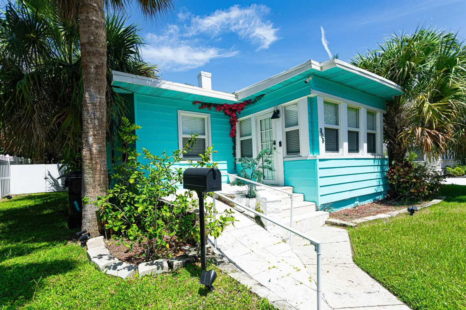 2 bedroom 1 bath Residential for sale at 305 N Lakeside Drive, FL 33460