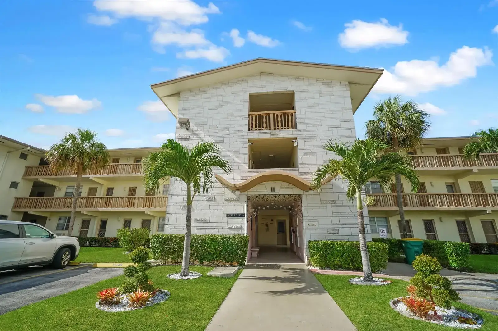 2 bedroom 2 bath Residential for sale at 16750 NE 14th Avenue # 303, Miami FL 33162