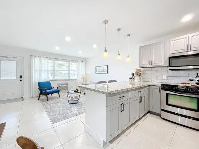 1 bedroom 1 bath Residential for sale at 410 Chatham T, West Palm Beach FL 33417