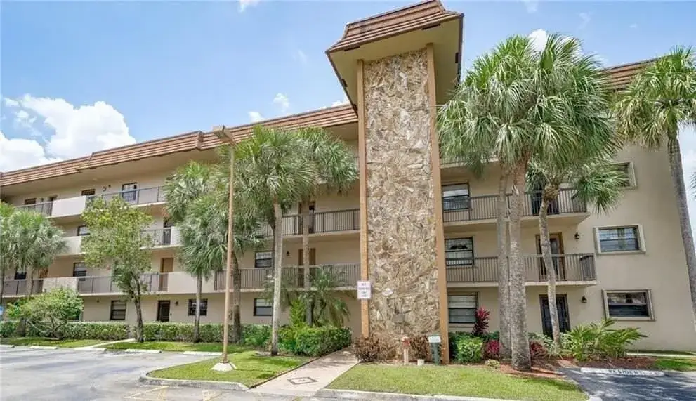 2 bedroom 2 bath Residential for sale at 4940 E Sabal Palm Boulevard, Tamarac FL 33319