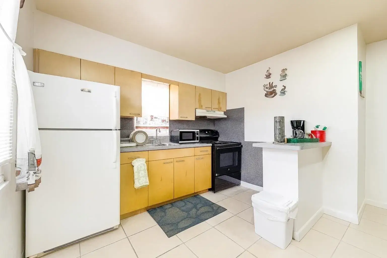 1 bedroom 1 bath Residential Lease for rent at 1935 Taylor Street # 2, Hollywood FL 33020