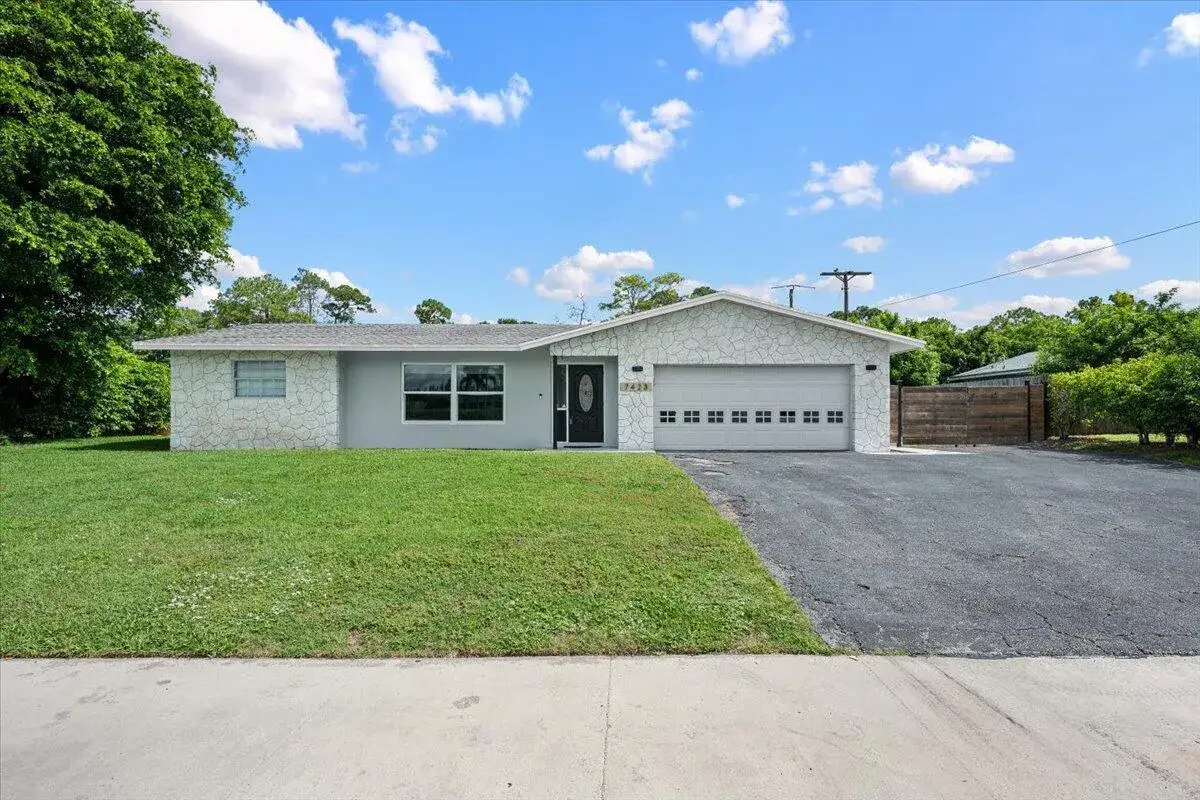 4 bedroom 2 bath Residential for sale at 7423 Oakmont Drive, FL 33467