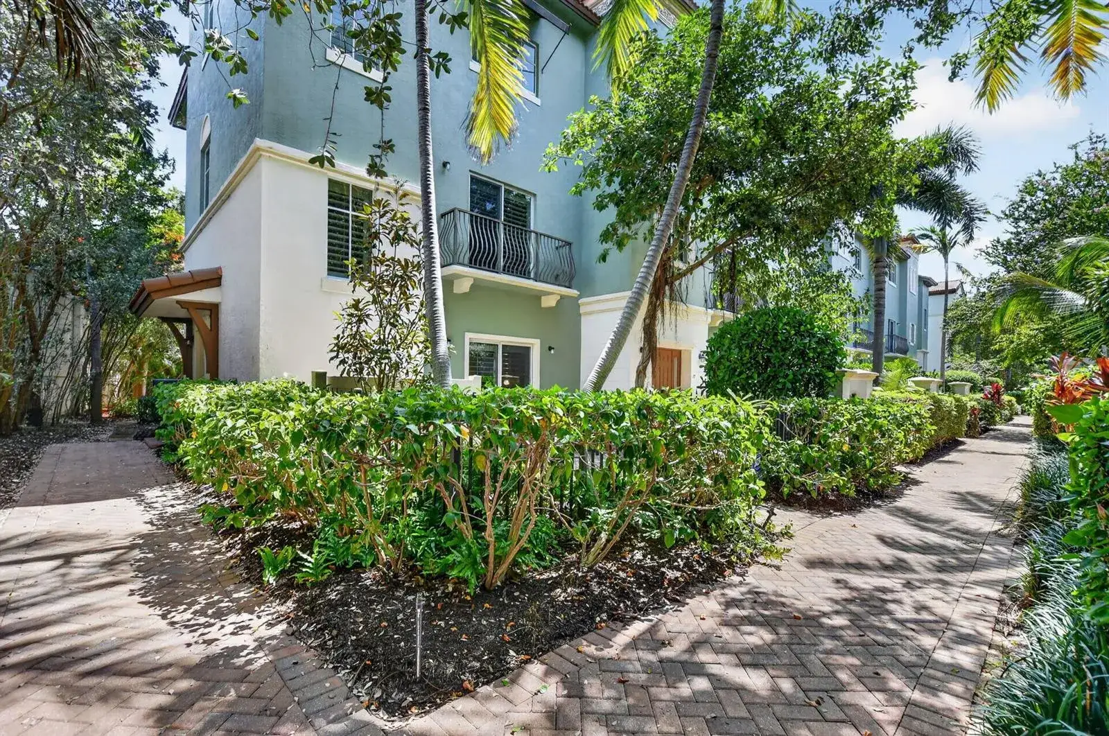 3 bedroom 3 bath Residential for sale at 27 NW Hawthorne Place, Boca Raton FL 33432
