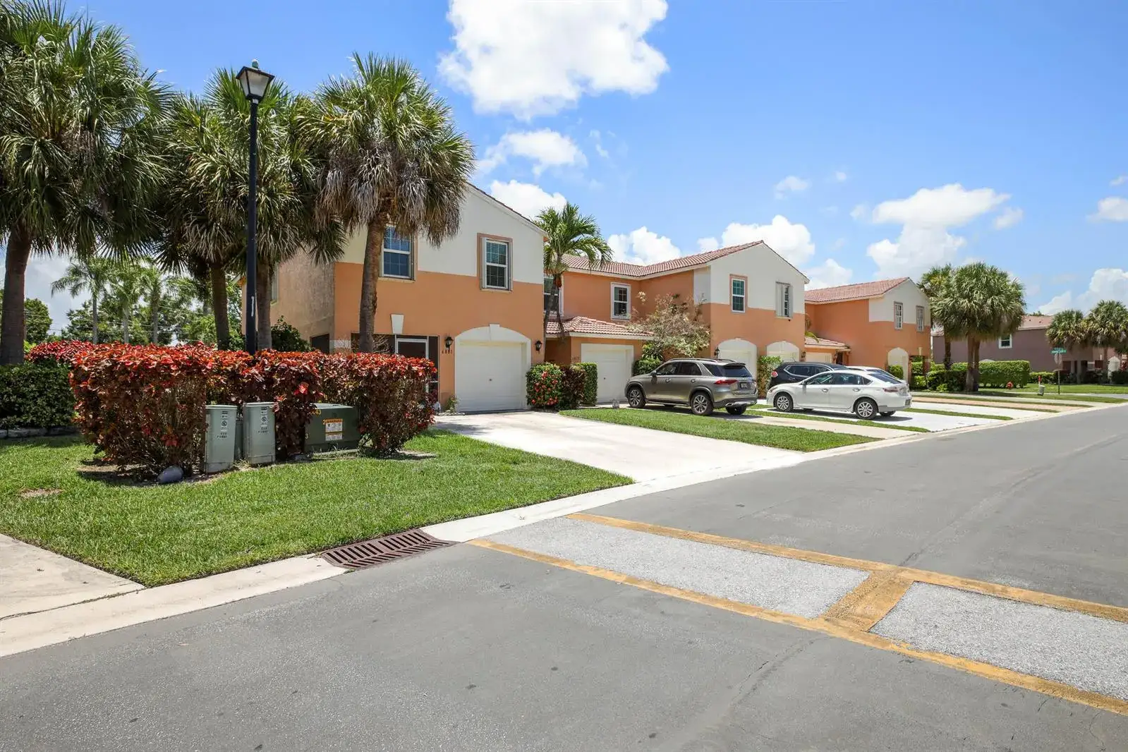 3 bedroom 2 bath Residential for sale at 6881 Willow Creek Run, FL 33463