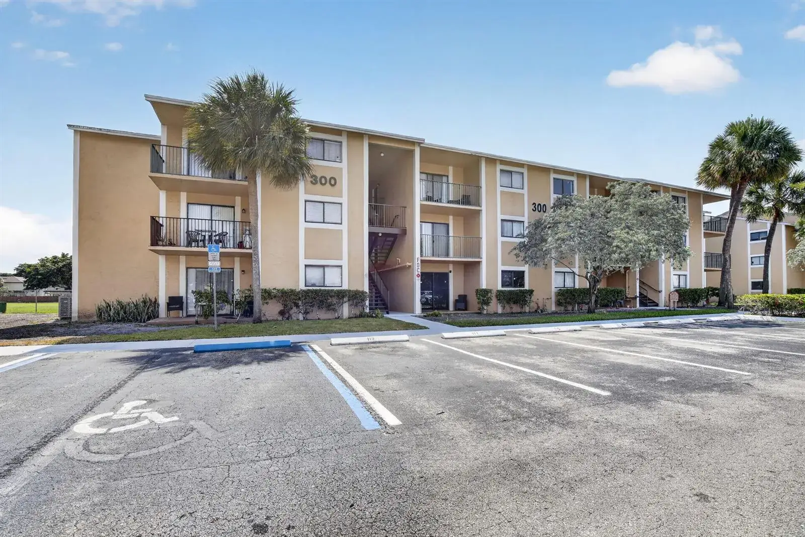 2 bedroom 2 bath Residential for sale at 300 Palm Circle W # 106, Pembroke Pines FL 33025