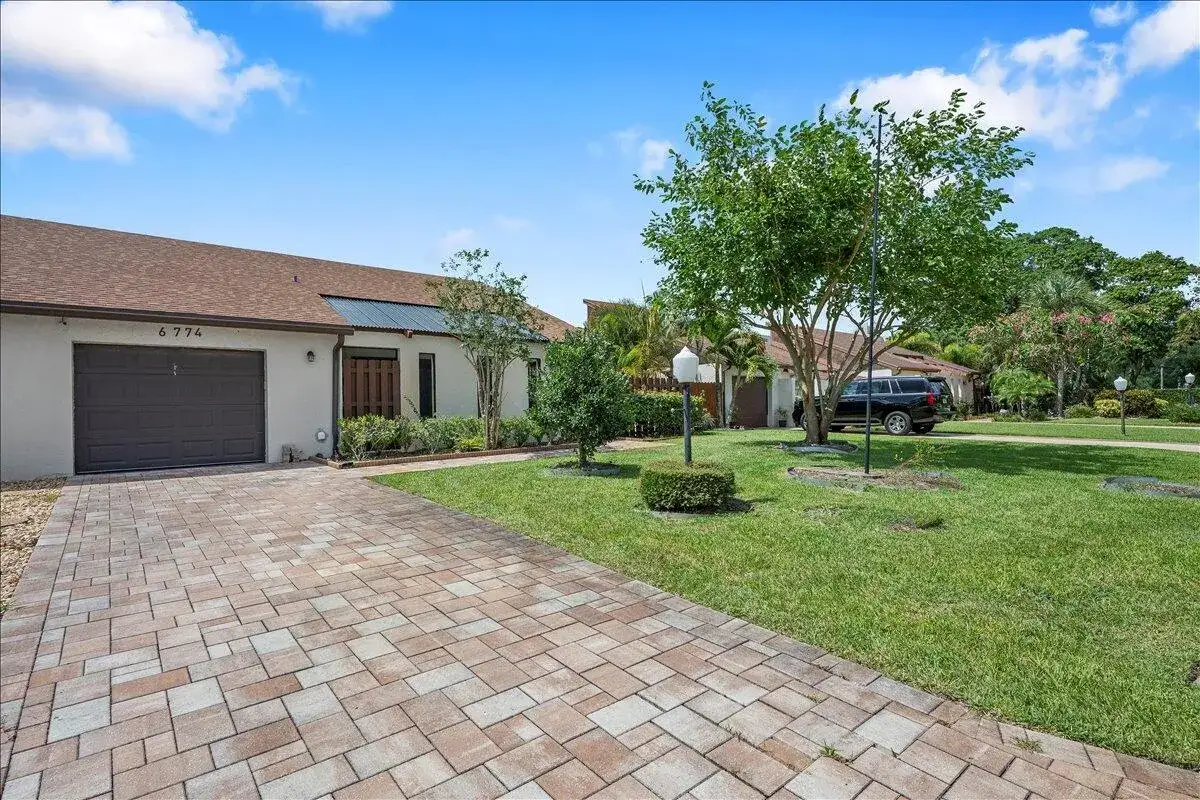 3 bedroom 2 bath Residential for sale at 6774 Wheaton Lane, Lake Worth FL 33467