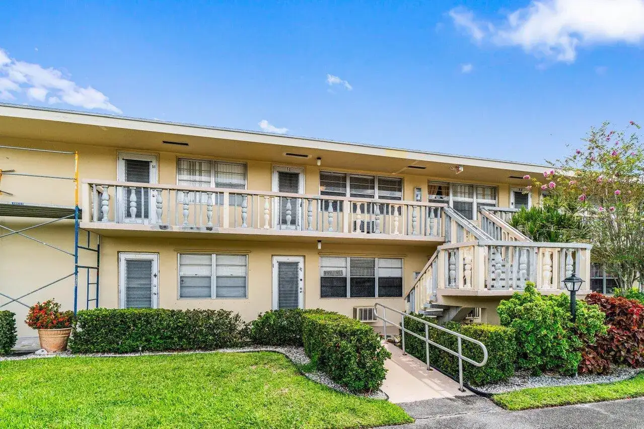 1 bedroom 1 bath Residential Lease for rent at 52 Kingswood C, West Palm Beach FL 33417