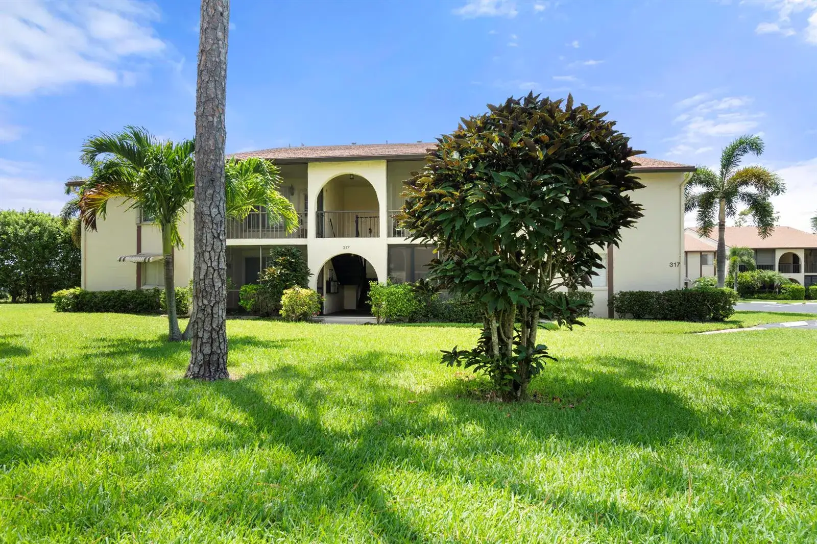 2 bedroom 1 bath Residential for sale at 317 Knotty Pine Circle # 2, FL 33463