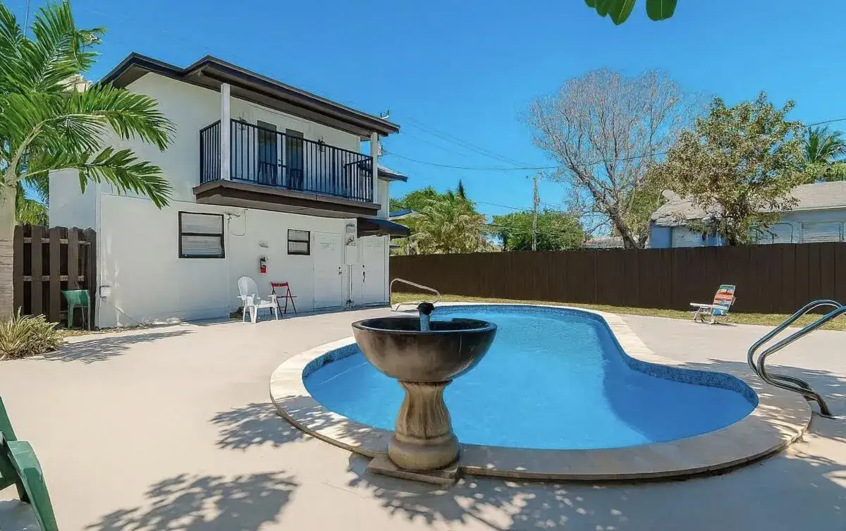 1 bedroom 1 bath Residential Lease for rent at 2447 Roosevelt Street # 4, Hollywood FL 33020
