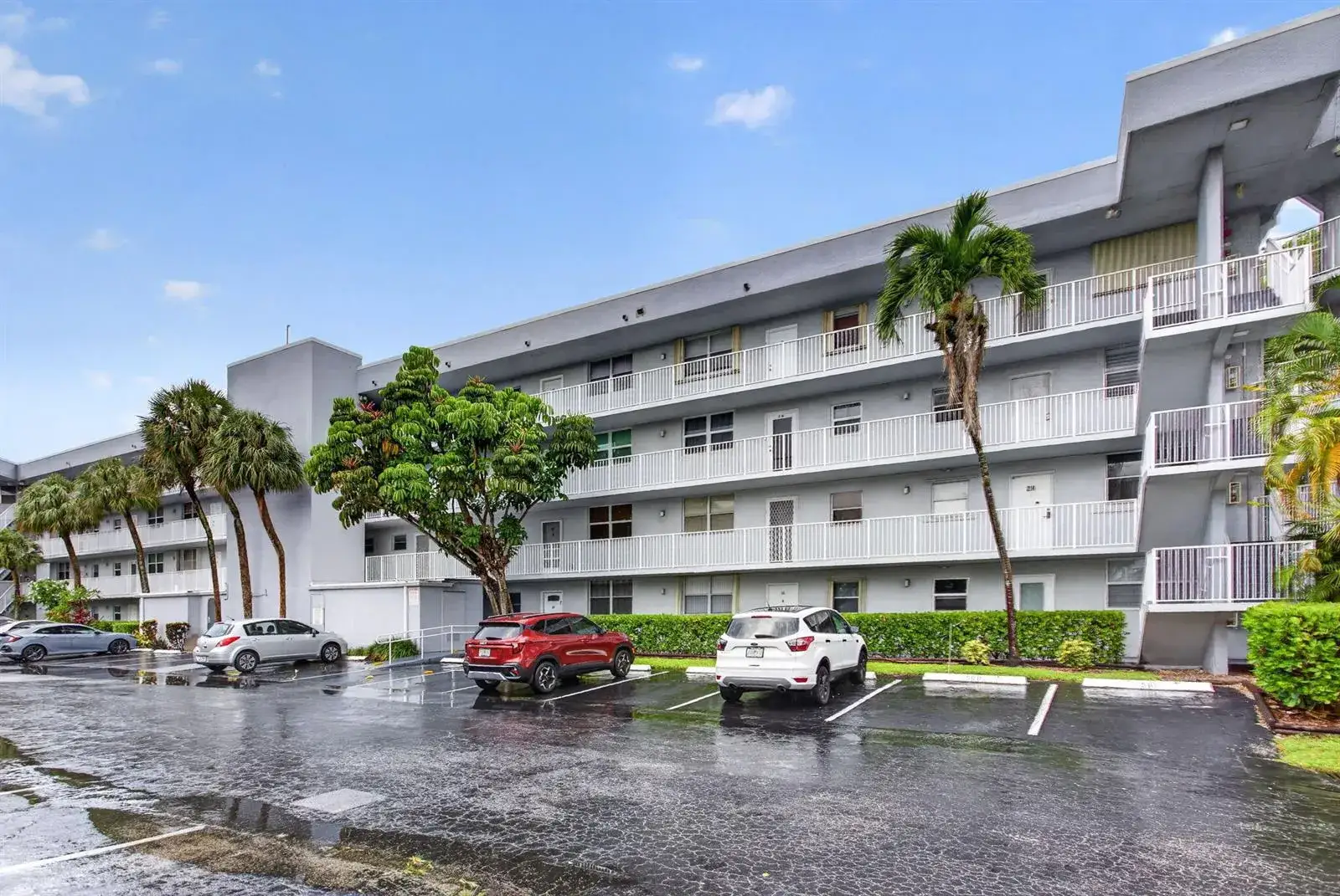 2 bedroom 2 bath Residential for sale at 118 Royal Pk Drive # 1f, Oakland Park FL 33309