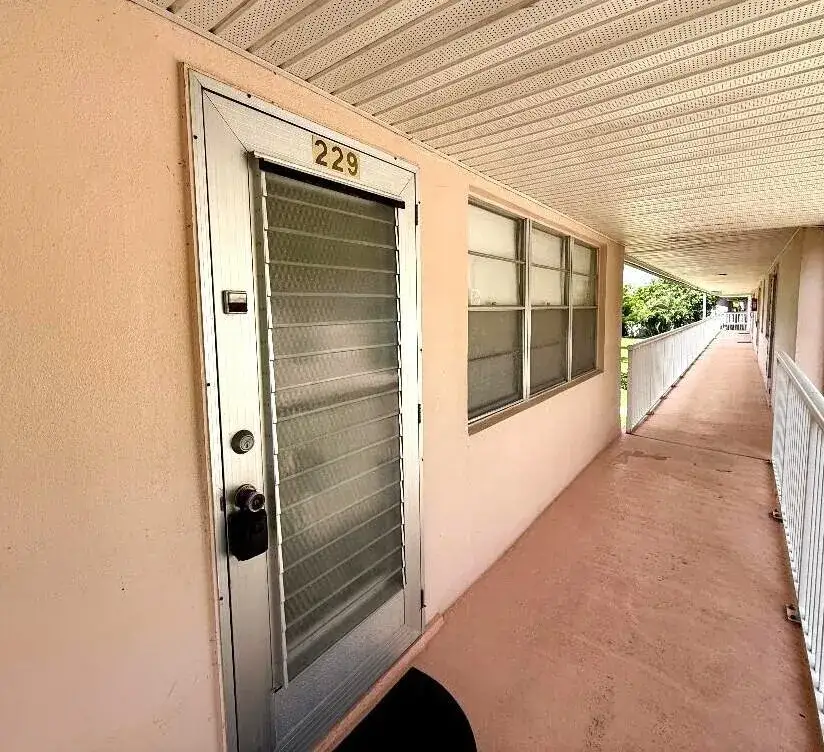 1 bedroom 1 bath Residential for sale at 229 Dorchester J, West Palm Beach FL 33417