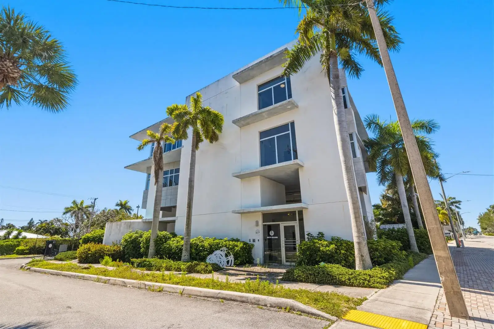 Commercial Sale for sale at 3330 N Federal Highway, Boynton Beach FL 33435