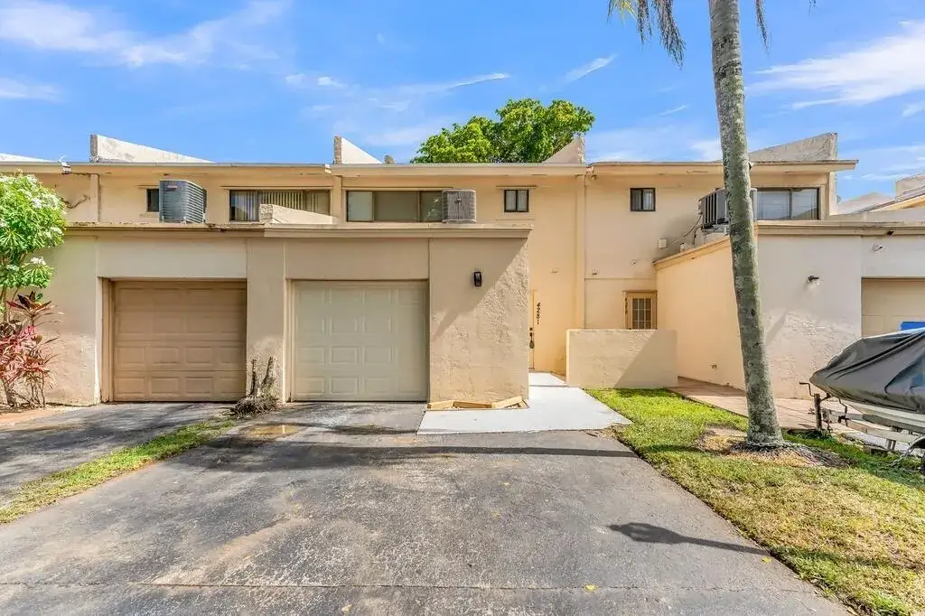 2 bedroom 2 bath Residential for sale at 4281 NW 76th Avenue, Davie FL 33328