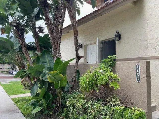 3 bedroom 2 bath Residential for sale at 6654 Via Regina, Boca Raton FL 33433