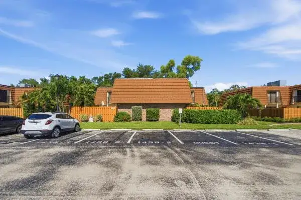 2 bedroom 2 bath Residential for sale at 1438 Park Shore Circle # 3, Fort Myers FL 33901