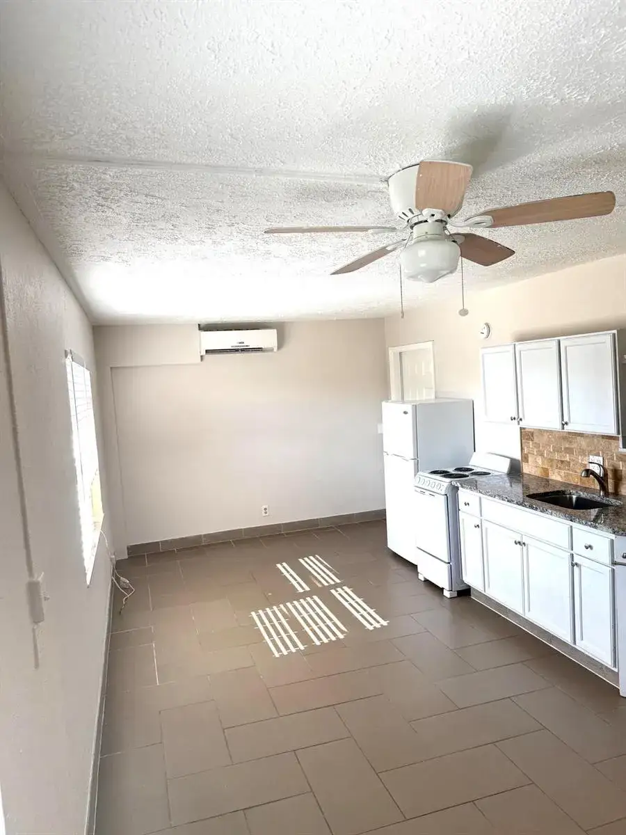 1 bath Residential Lease for rent at 605 N Federal Highway # 14, FL 33460