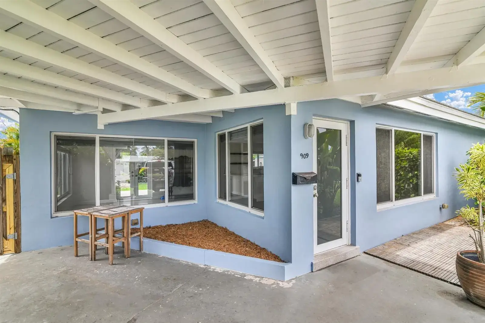 2 bedroom 2 bath Residential Lease for rent at 909 SE 16 Place, Deerfield Beach FL 33441
