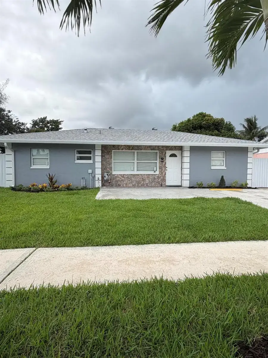 3 bedroom 2 bath Residential for sale at 5612 S 36th Street, FL 33463