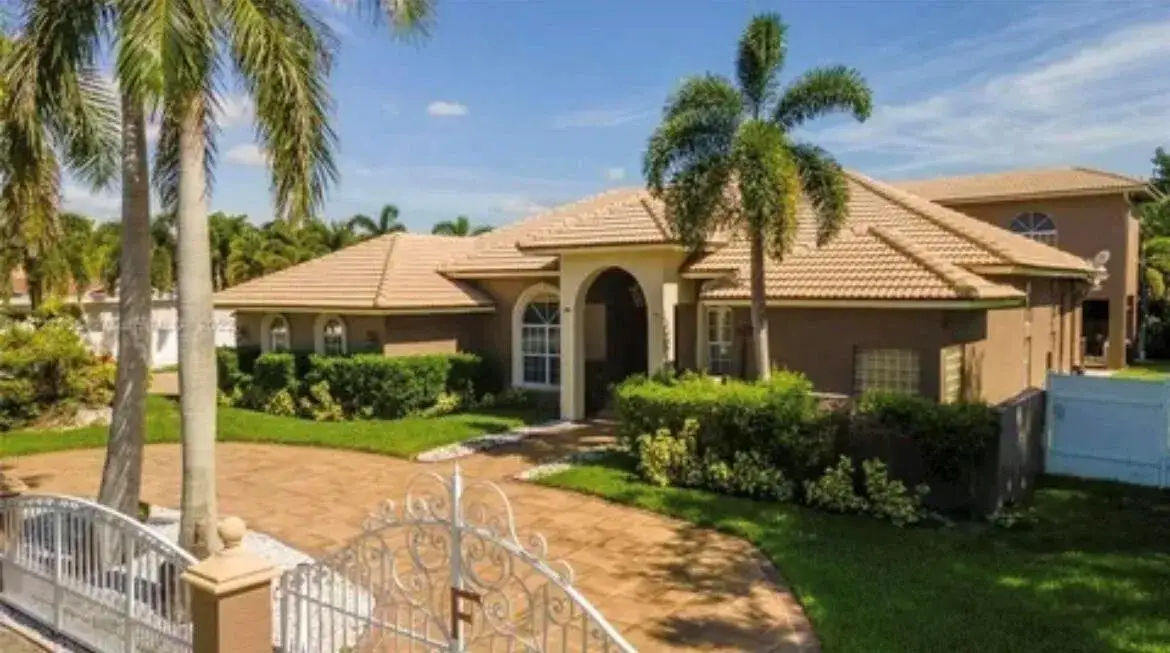 5 bedroom 4 bath Residential for sale at 423 NE 3rd Street, Pompano Beach FL 33060