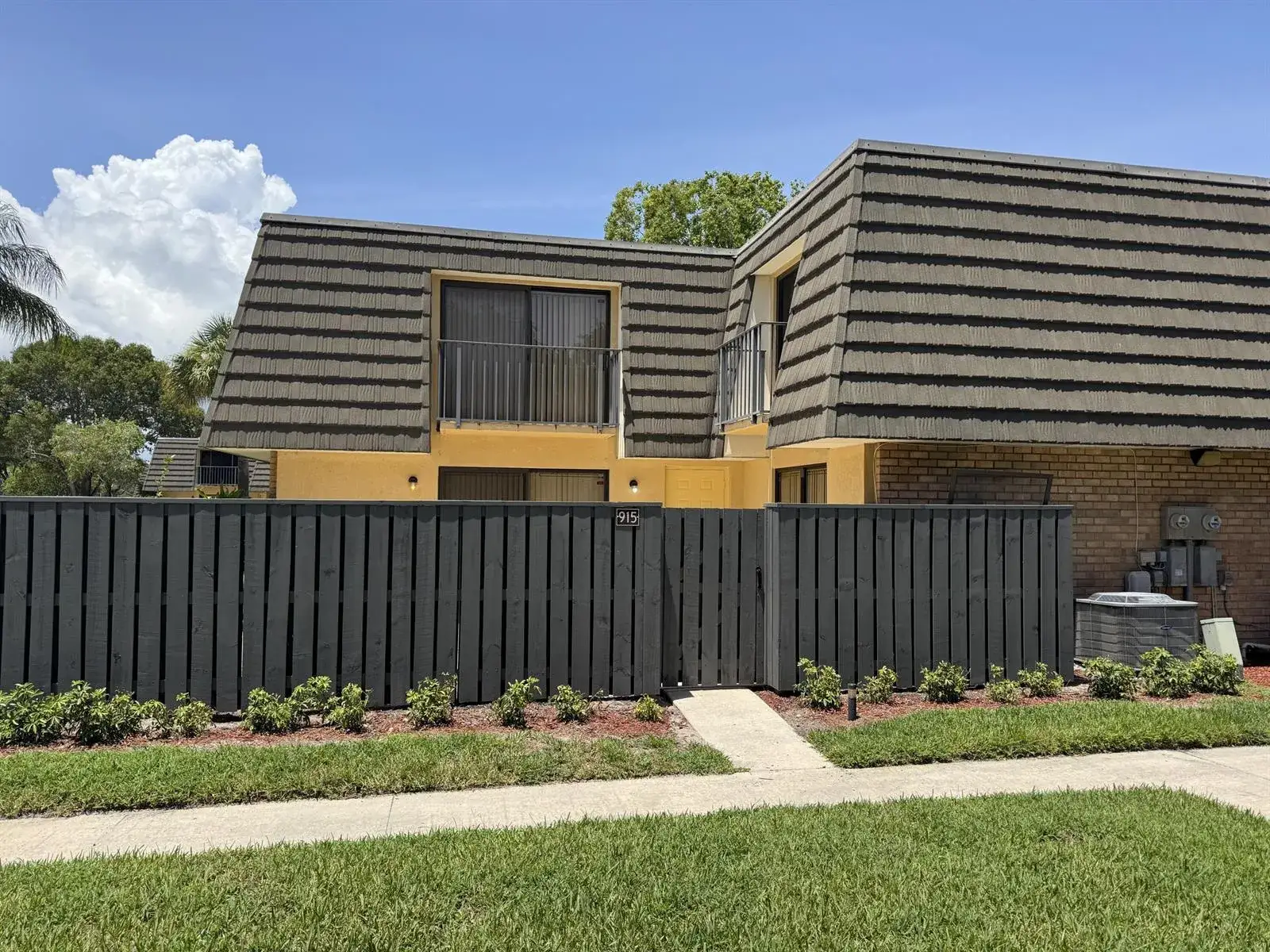 2 bedroom 2 bath Residential for sale at 915 9th Way, West Palm Beach FL 33407