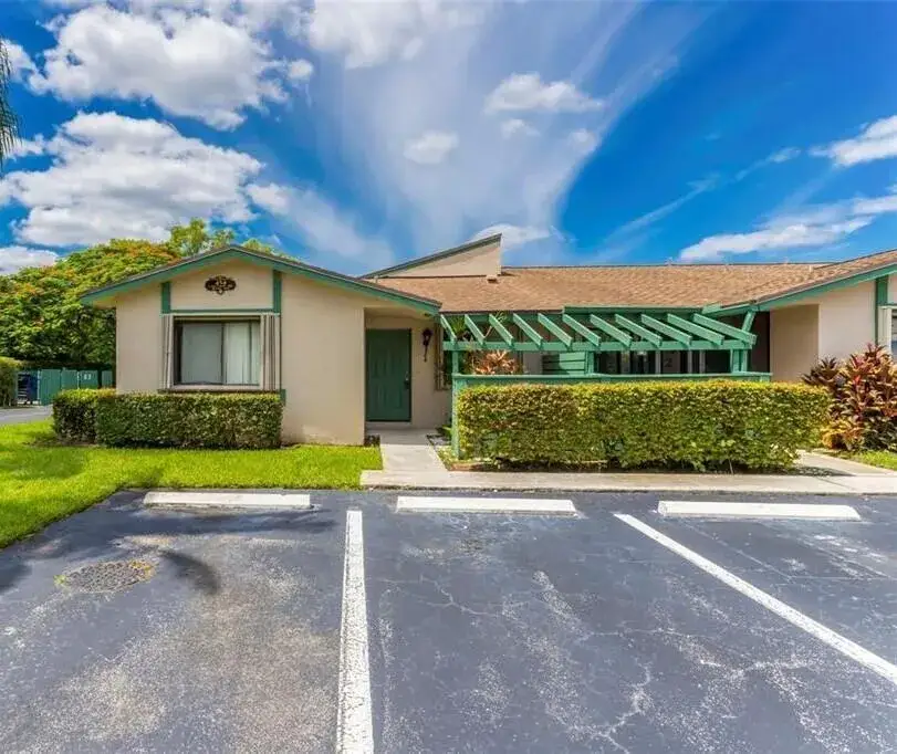3 bedroom 2 bath Residential for sale at 454 Lakeview Drive # 1, Weston FL 33326