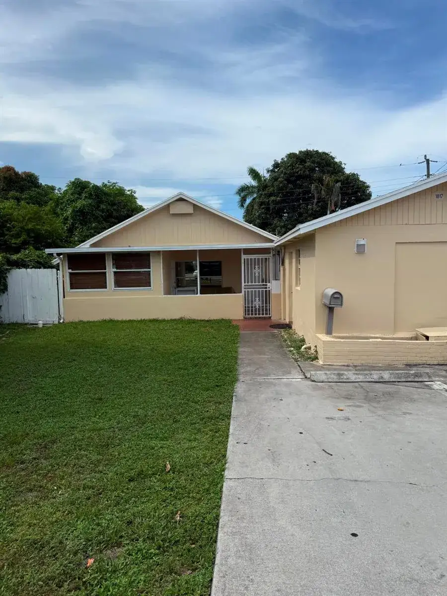 4 bedroom 1 bath Residential Lease for rent at 1017 W Lakewood Road, West Palm Beach FL 33405