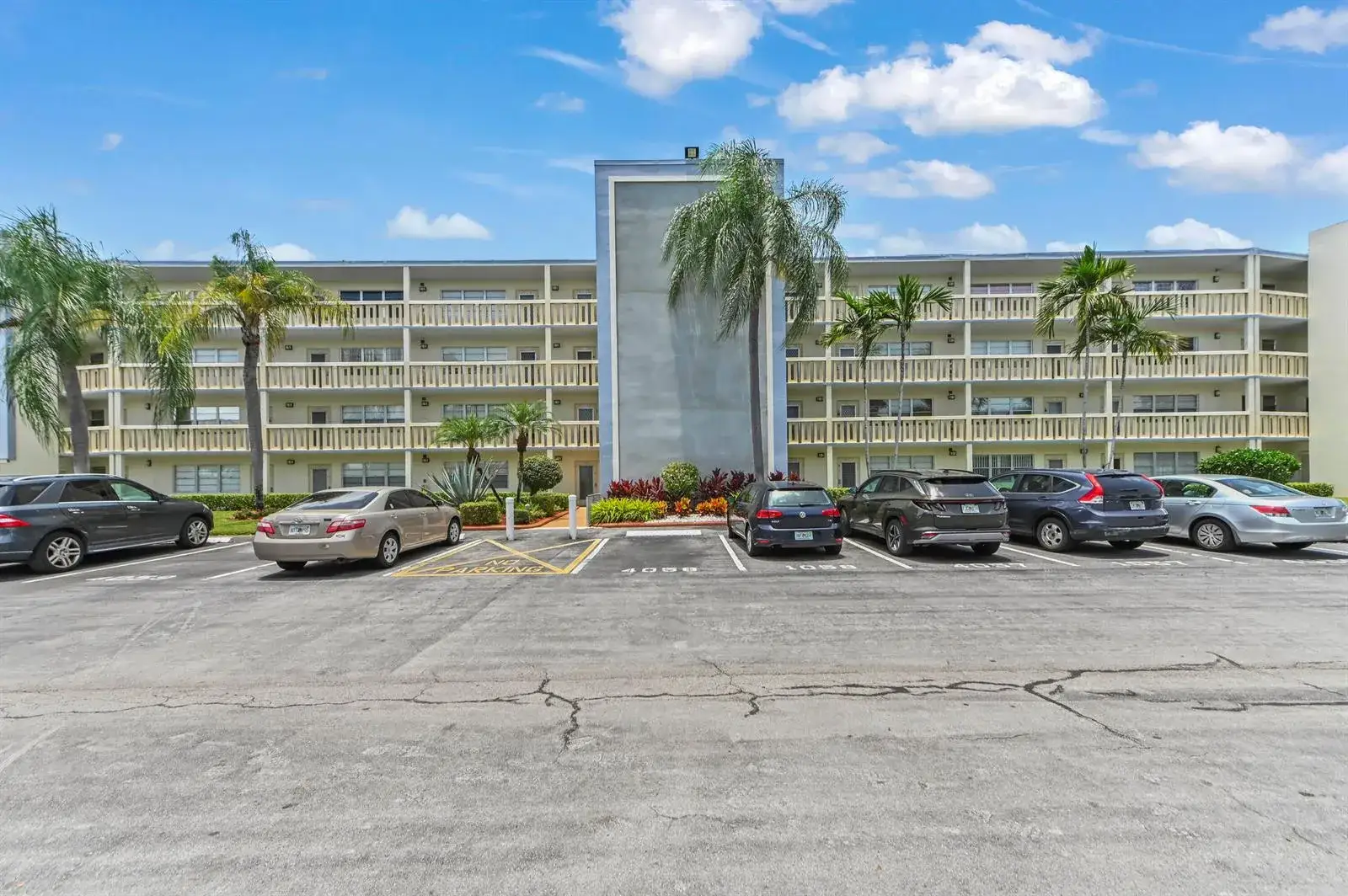 1 bedroom 1 bath Residential for sale at 2056 Ainslie D, Boca Raton FL 33434