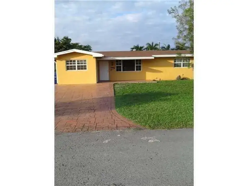 8841 NW 14th Street, Pembroke Pines FL 33024