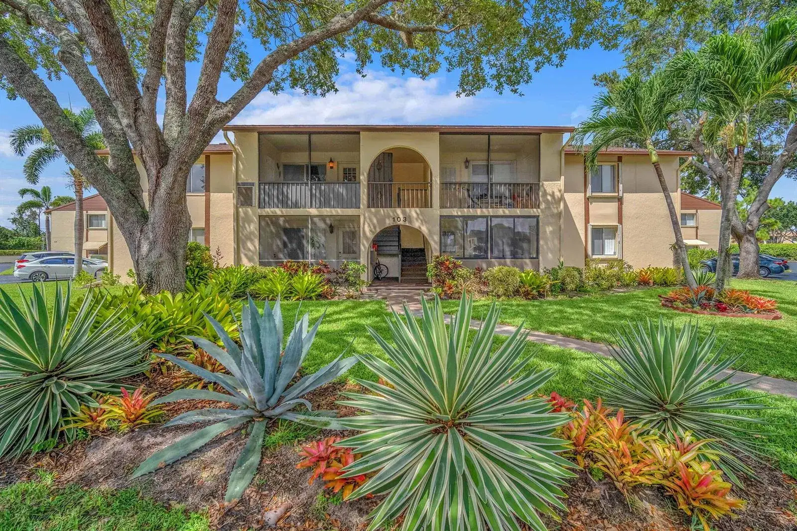 2 bedroom 1 bath Residential for sale at 103 Lake Pine Circle # 2, FL 33463