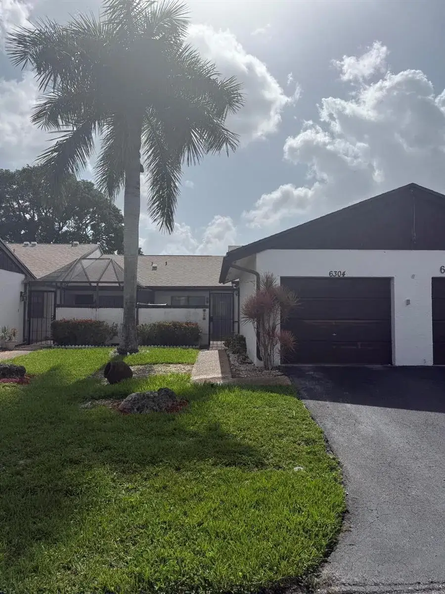 2 bedroom 2 bath Residential for sale at 6304 Wedgewood Terrace # B8, Tamarac FL 33321