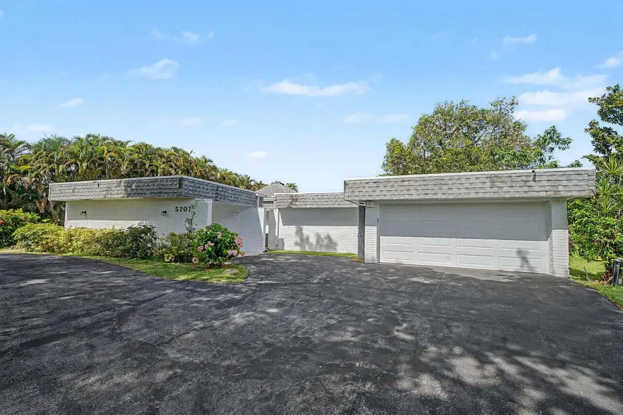 3 bedroom 3 bath Residential for sale at 5707 White Hickory Circle, Tamarac FL 33319