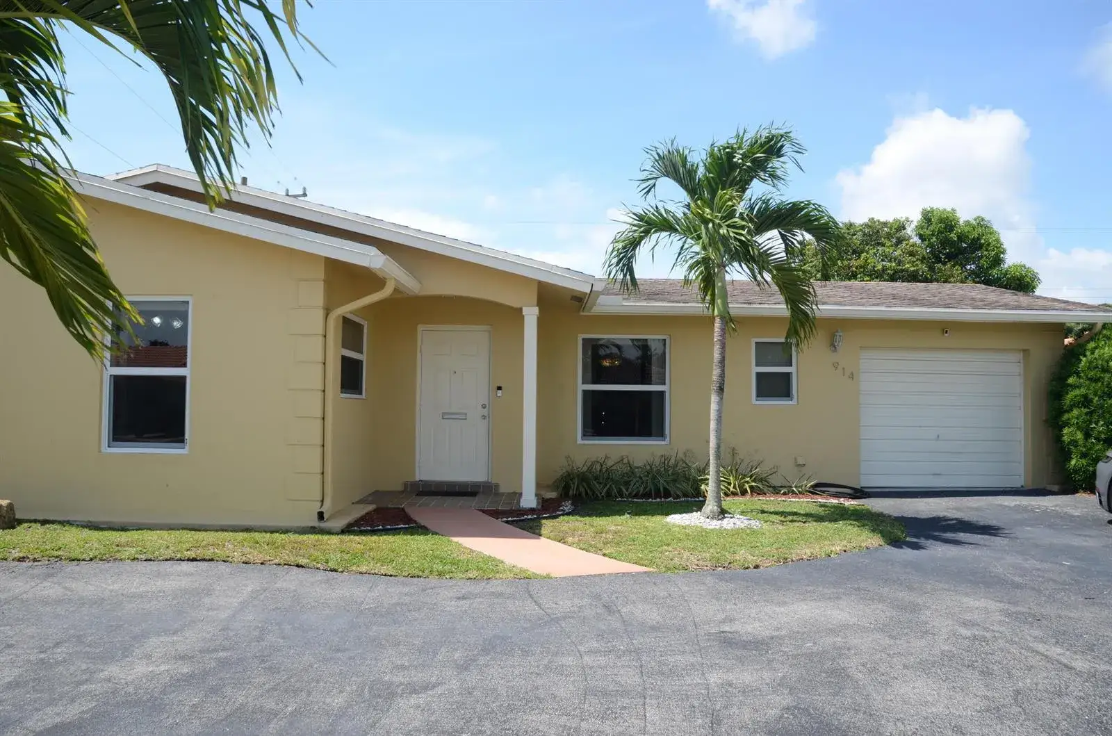 2 bedroom 2 bath Residential Lease for rent at 914 SW 4th Street, Boca Raton FL 33486