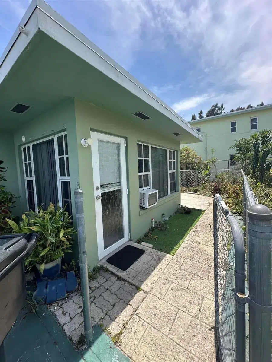 1 bedroom 1 bath Residential Lease for rent at 1126 N H Street # B, FL 33460