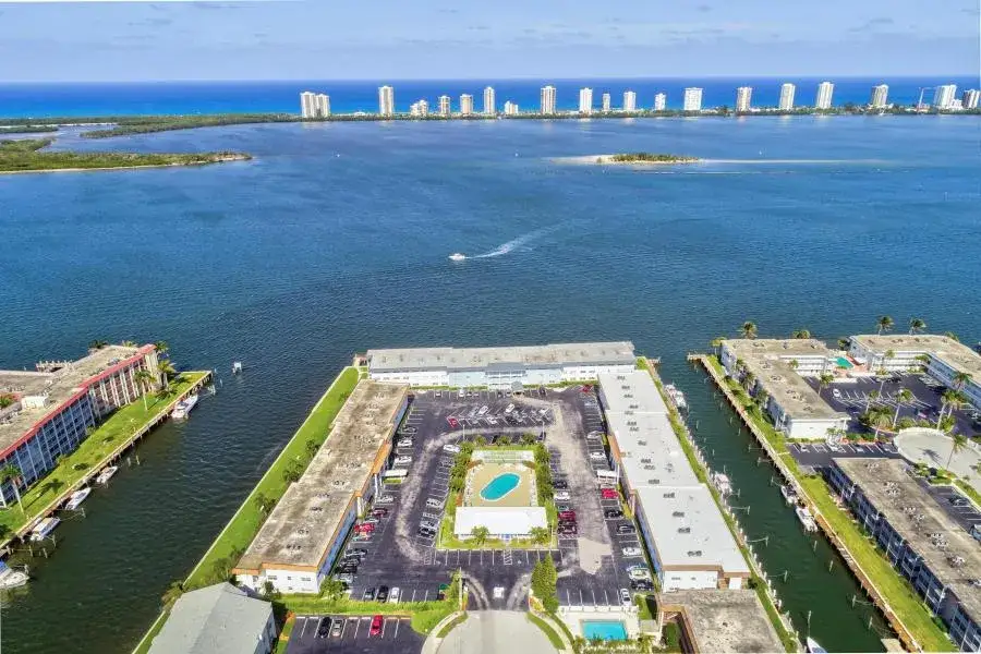 1 bedroom 1 bath Residential for sale at 100 Shore Court # 307, North Palm Beach FL 33408