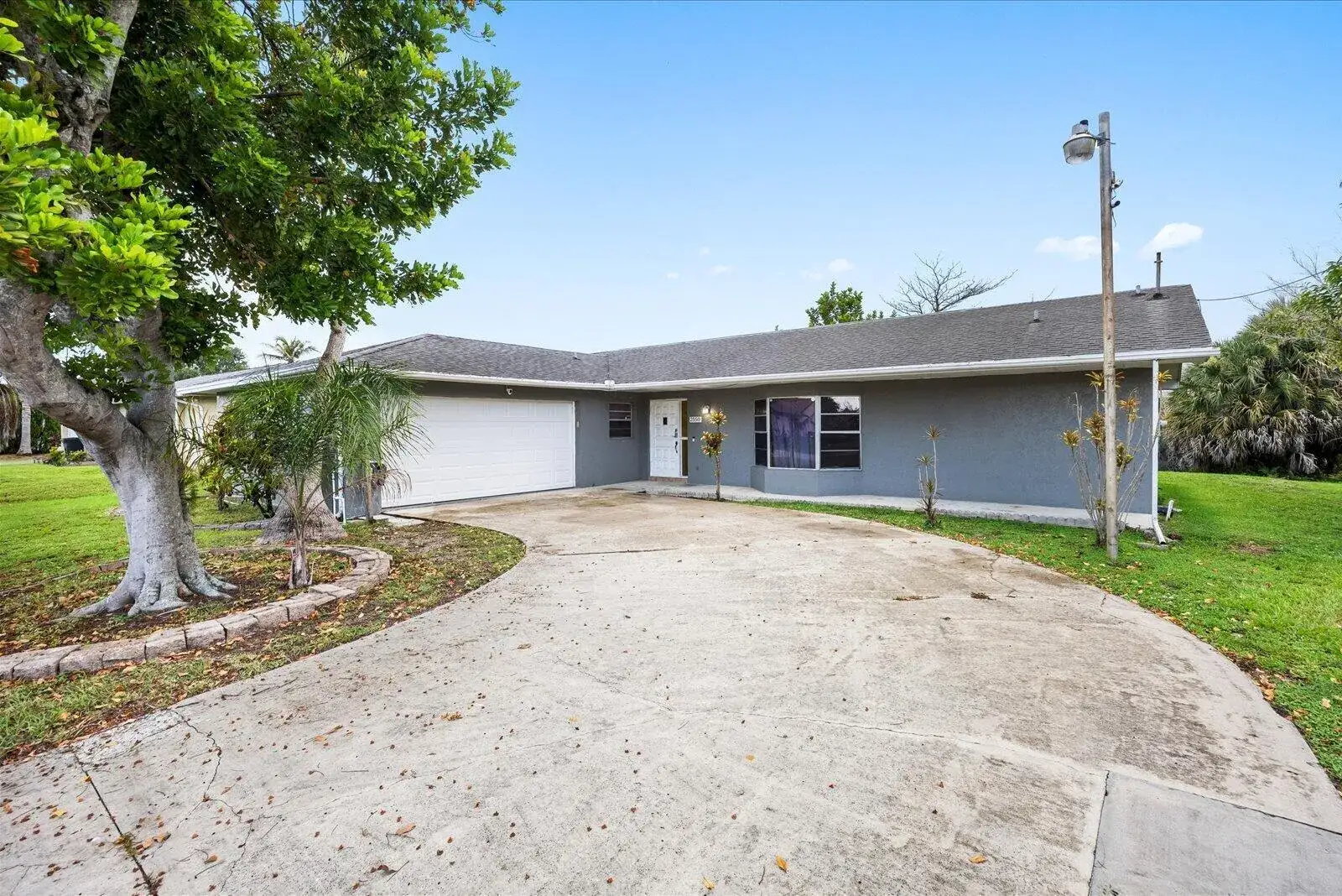 3 bedroom 2 bath Residential for sale at 2550 SE Hemsing Street, FL 34984