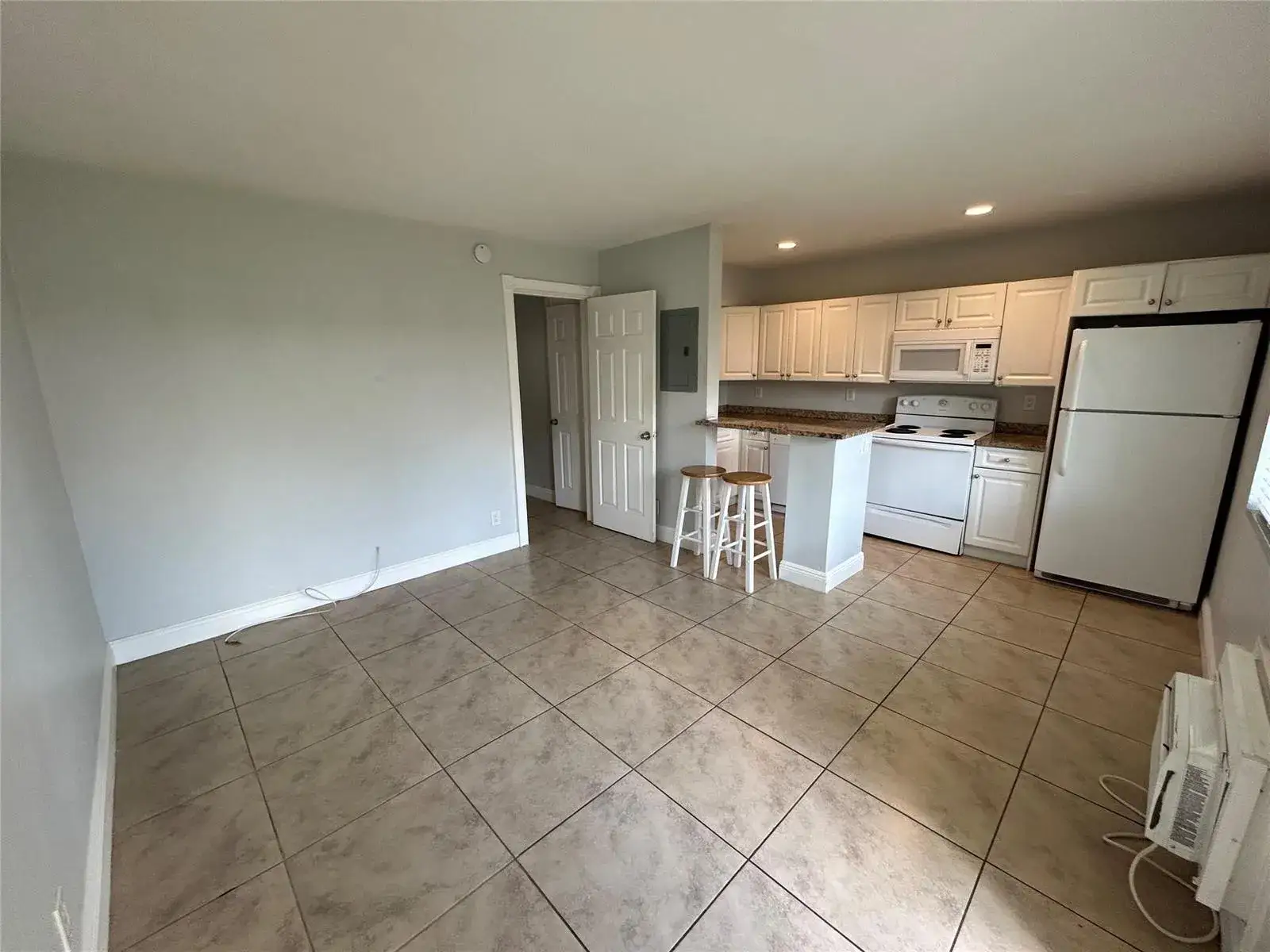 1 bedroom 1 bath Residential Lease for rent at 921 NE 17th Avenue # 2, Fort Lauderdale FL 33304