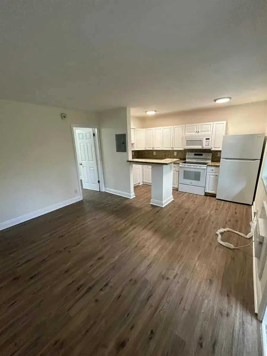 1 bedroom 1 bath Residential Lease for rent at 921 NE 17th Avenue # 4, Fort Lauderdale FL 33304