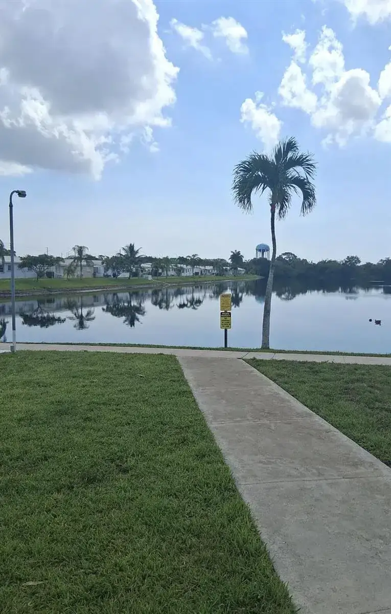 1 bedroom 1 bath Residential for sale at 2200 PARK Lane # 208, Hollywood FL 33021