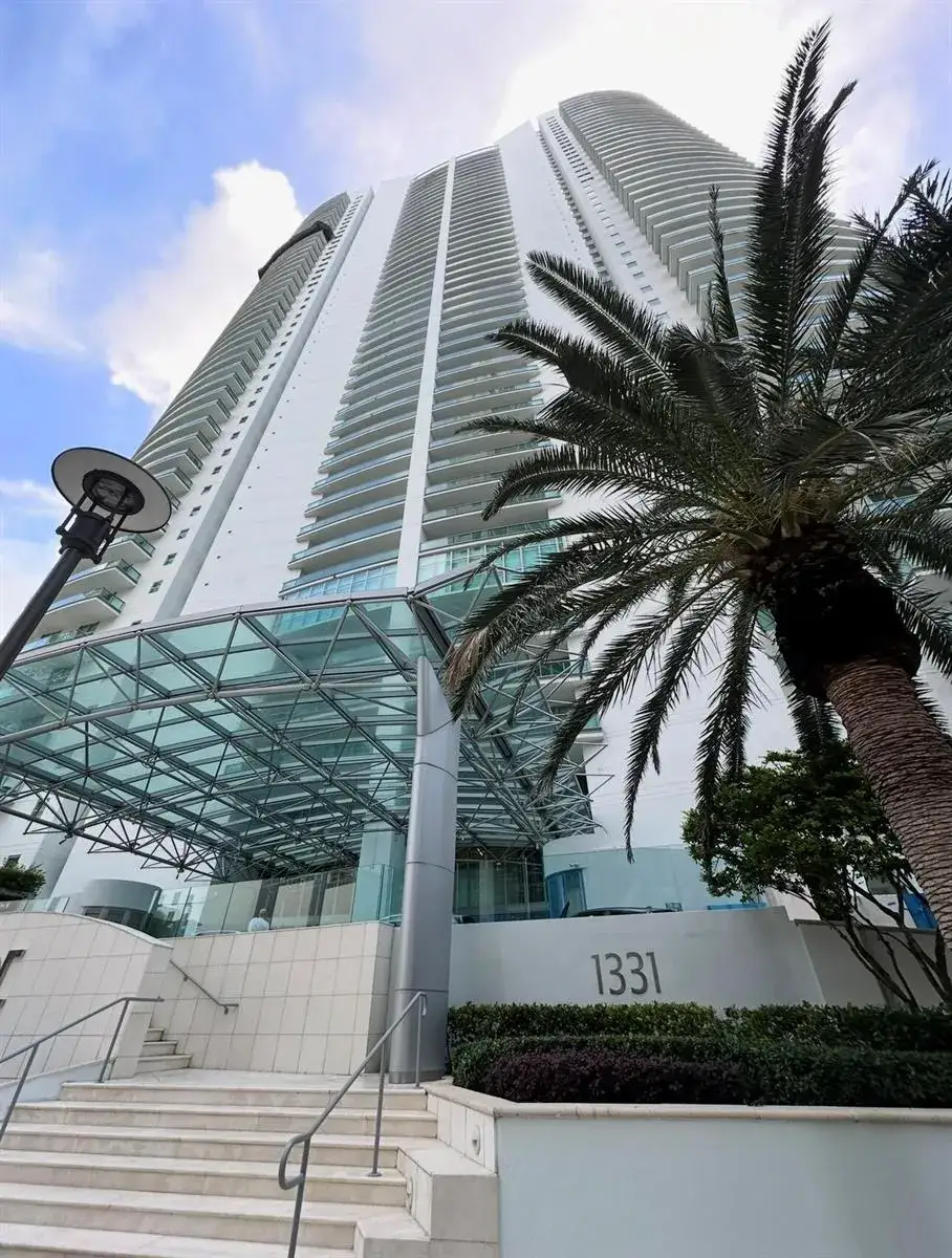 3 bedroom 3 bath Residential Lease for rent at 1331 BRICKELL BAY Drive # 4407, Miami FL 33131