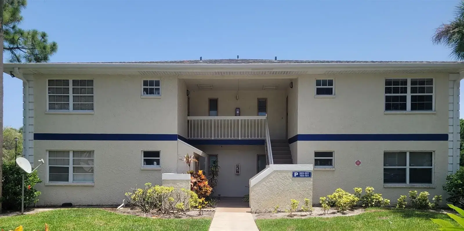2 bedroom 2 bath Residential Lease for rent at 1522 SE Royal Green Circle # 201, FL 34952