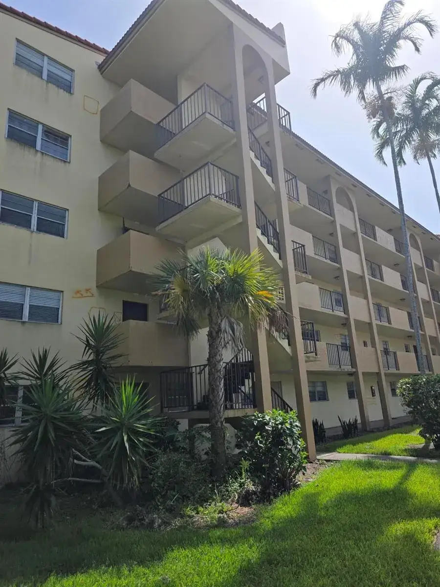 1 bedroom 1 bath Residential Lease for rent at 3905 N NOB HILL Road # 206, Sunrise FL 33351