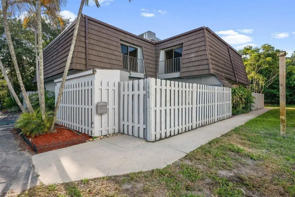 3 bedroom 2 bath Residential for sale at 1980 NE Dixie Highway, Jensen Beach FL 34957