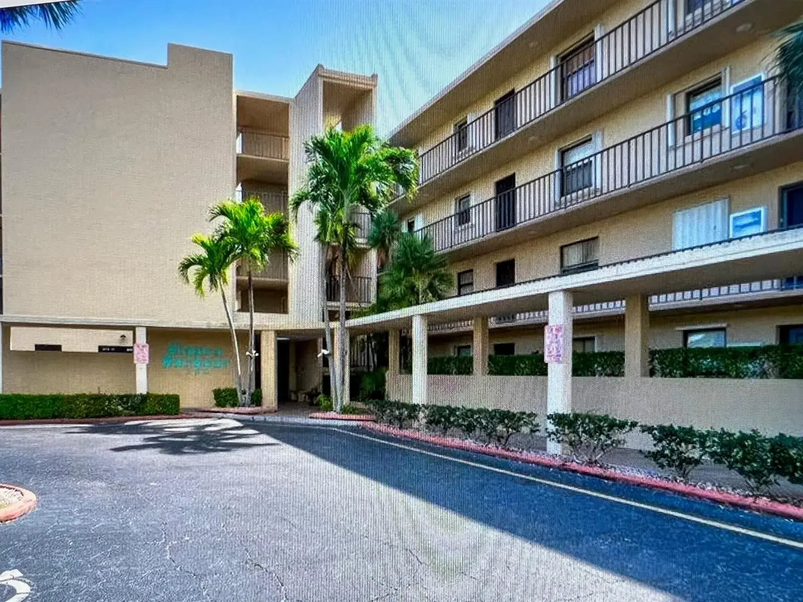 2 bedroom 2 bath Residential Lease for rent at 890 N Federal Highway # 102, Lantana FL 33462