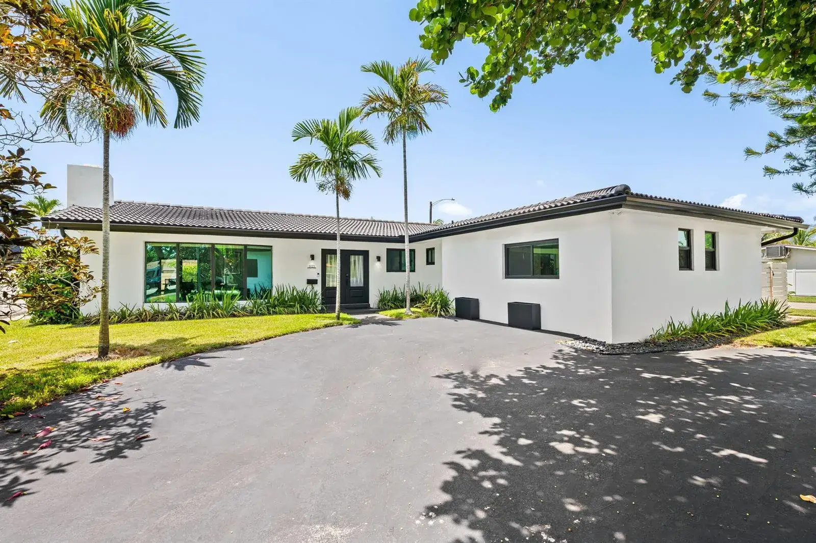 5 bedroom 3 bath Residential Lease for rent at 5122 CLEVELAND Street, Hollywood FL 33021